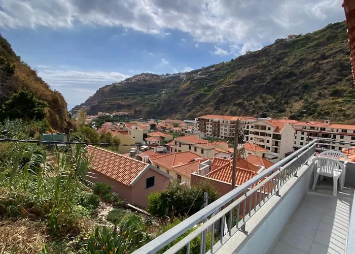 Lovely Newly Refurbished, 1 Bedroom Top Floor Apartment With Sea Views, Fast Wi-Fi Cable Tv And Netflix