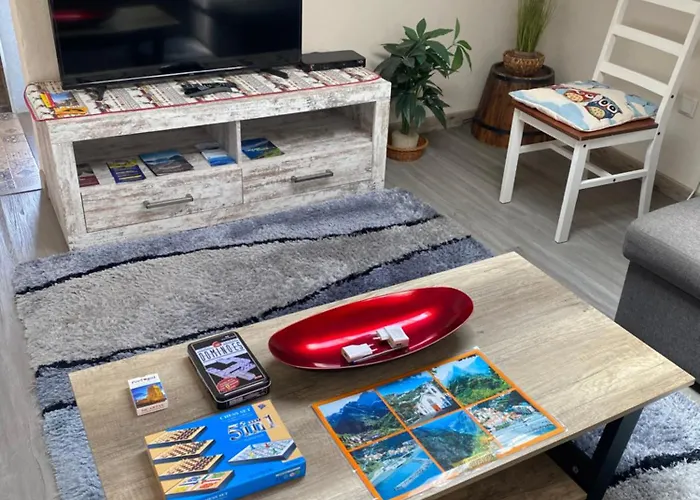 Lovely Newly Refurbished, 1 Bedroom Top Floor Apartment With Sea Views, Fast Wi-Fi Cable Tv And Netflix